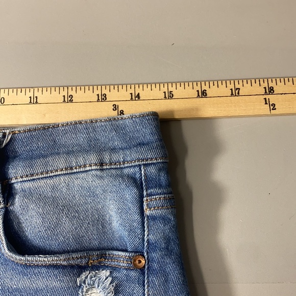 Wildflower Women’s Stellar High Waist Distressed Jean Shorts Size 11 - Picture 4 of 11